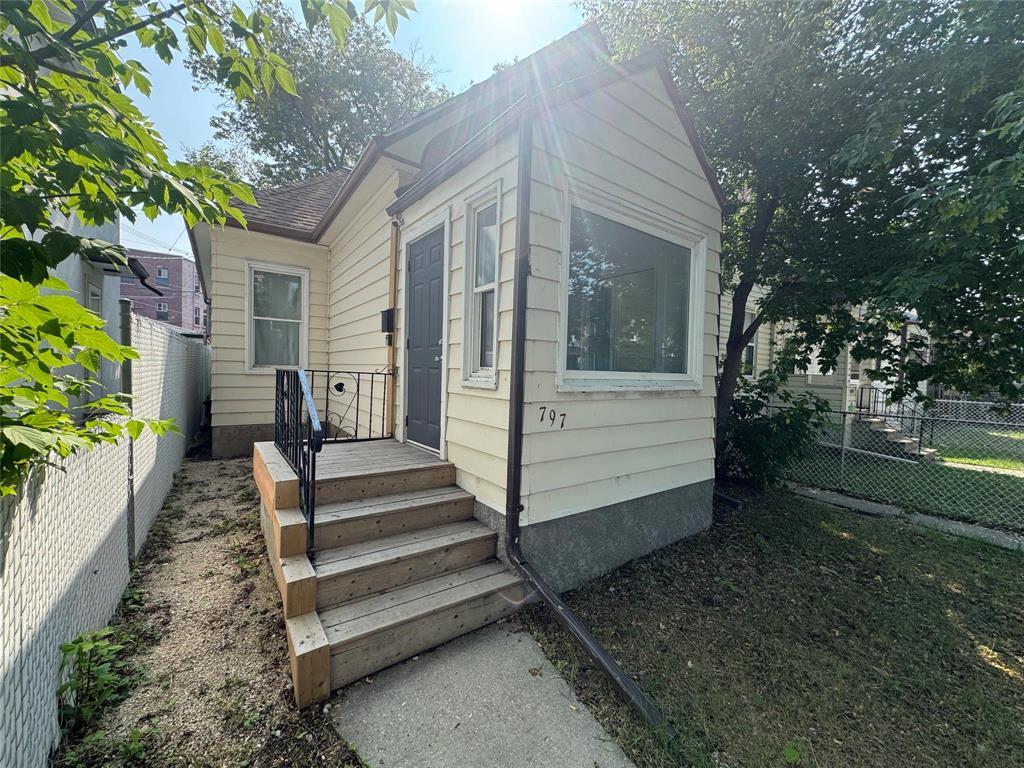 797 Simcoe Street