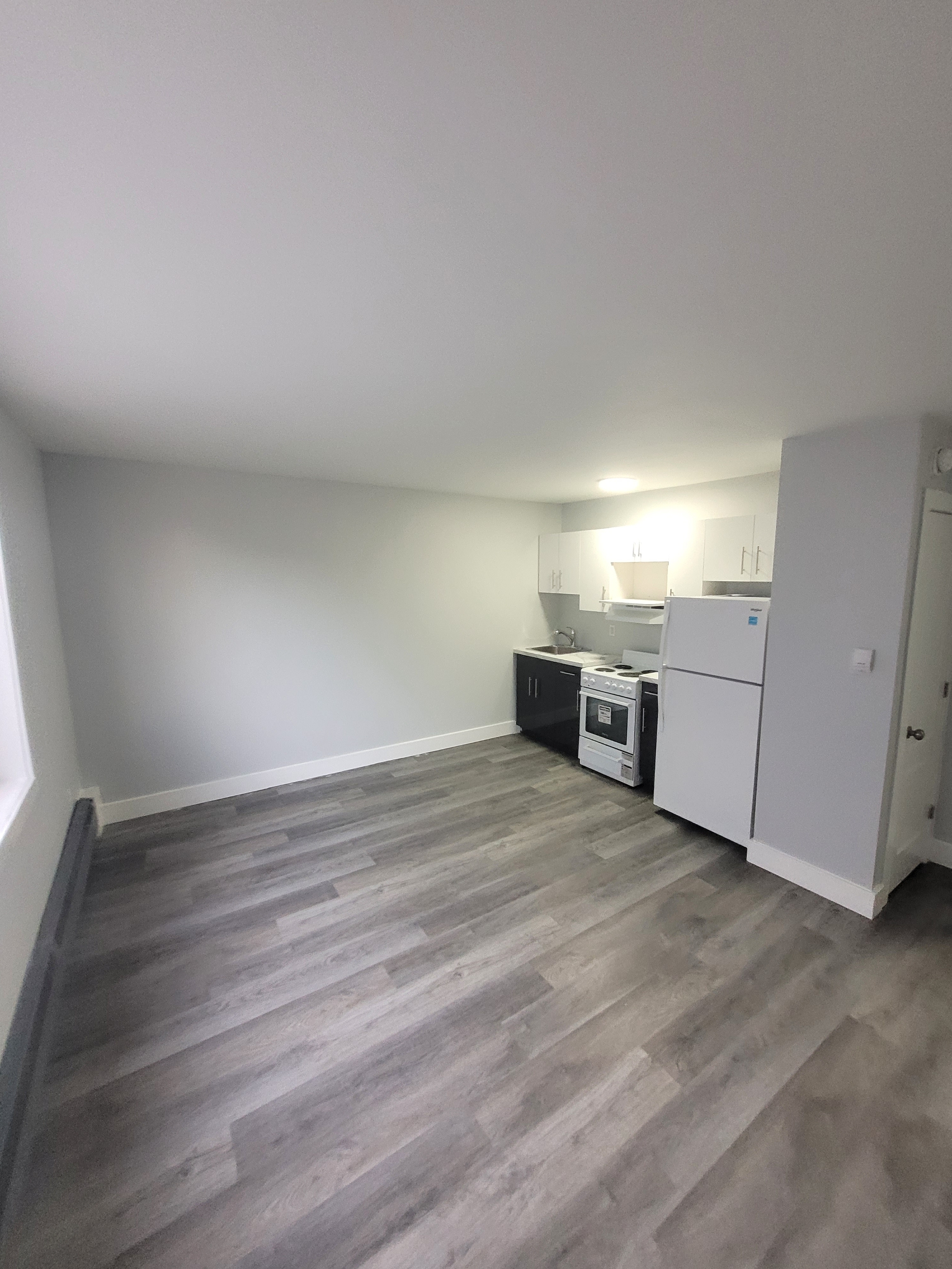 570 Ellice Ave - B14